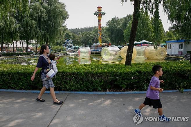 中베이징의 한 공원을 산책하고 있는 가족 모습 [EPA 연합뉴스 자료사진 재판매 및 DB 금지]