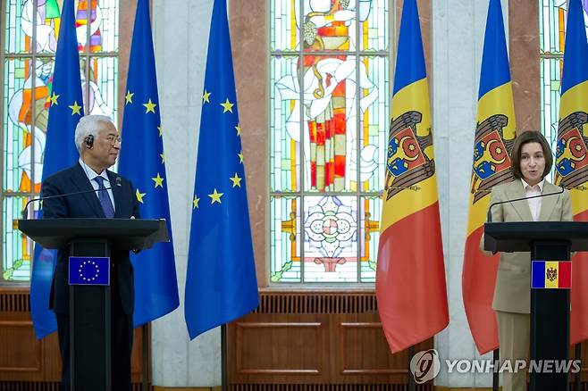 지난 3월 EU 상임의장(좌)과 몰도바 대통령  [EPA 연합뉴스 자료사진. 재판매 및 DB 금지]