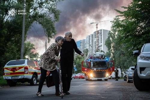 3∼4일 사이 러시아 공습 받은 키이우에서 두 노인이 길을 지나는 모습. [젤렌스키 대통령 엑스(X·옛 트위터) 캡처. 재판매 및 DB 금지]