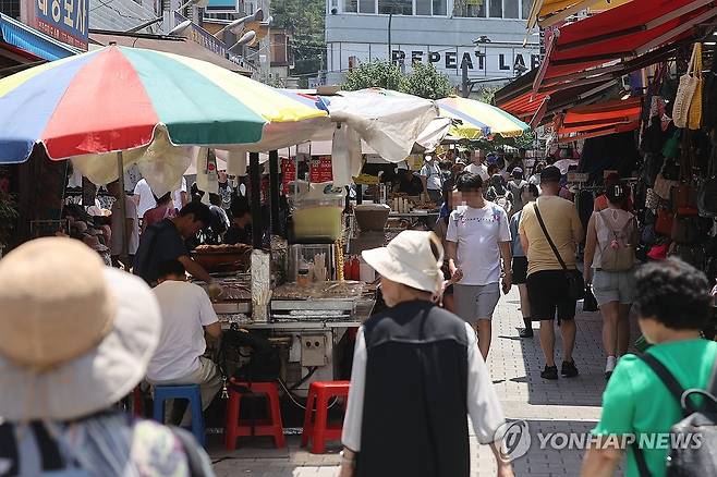 전국민 지원금 소비창출 효과 20∼40%"…내수에 단비될까 (서울=연합뉴스) 류효림 기자 = 22일 서울 남대문시장에서 시민들과 관광객들이 상점을 둘러보고 있다. 정부가 2차 추가경정예산안으로 전 국민에게 15∼50만원씩 민생회복 소비쿠폰을 지급하기로 하면서 실제 소비 진작 효과에 이목이 쏠린다. 코로나19 재난지원금 관련 연구 결과에서는 신규 소비 창출 효과가 대체로 20∼40%로 분석됐다. 정부도 비슷한 수준으로 추정하는 것으로 알려졌다. 2025.6.22 ryousanta@yna.co.kr