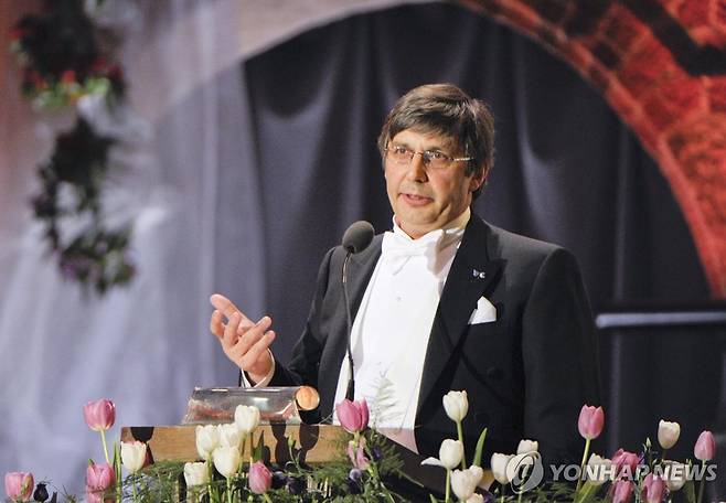 2010년 노벨상 수상 이후 연회에서 연설하는 안드레 가임  [EPA 연합뉴스 자료사진 재판매 및 DB 금지]