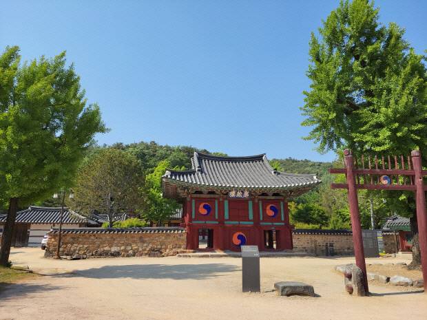 장성 필암서원은 하서 김인후의 학덕과 절의를 기리기 위해 건립된 서원이다. 필암서원 확연루. <광주일보 자료>