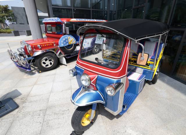 부산 해운대구 KF아세안문화원 입구에 전시된 지프니(왼쪽)와 툭툭. 각각 필리핀과 태국에서 운행 중인 대중교통 수단으로, 주한필리핀대사관과 태국의 기업이 기증한 실물이다. 정대현 기자 jhyun@
