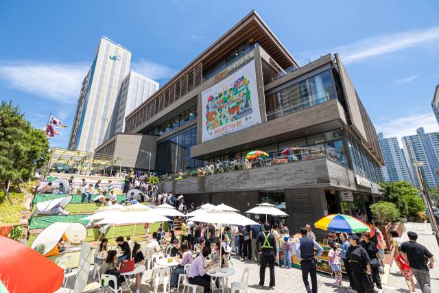 부산 해운대구 KF아세안문화원에서 열린 '아세안 마켓' 모습. 문화원에서는 연중 다양한 문화교류 행사가 진행되고 있다. KF아세안문화원 제공