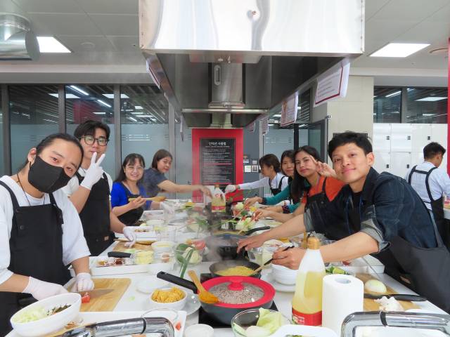 지난 5월 KF아세안문화원에서 진행된 미얀마 문화의 날 모습. 한-미얀마 수교 50주년을 기념해 미얀마 음식을 만들어 나누며 우호를 다졌다. KF아세안문화원 제공