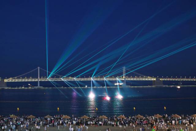 ‘빛과 바다의 도시, 부산’을 주제로 한 ‘광안리 레이저쇼’가 5일 오후 부산 광안리 밤바다를 수놓고 있다. 부산 수영구는 이날 광안리 드론쇼와 처음으로 연계한 레이저쇼를 내년부터 상설화해 대표 야간관광 콘텐츠로 발전시켜 나갈 계획이다. 정종회 기자 jjh@