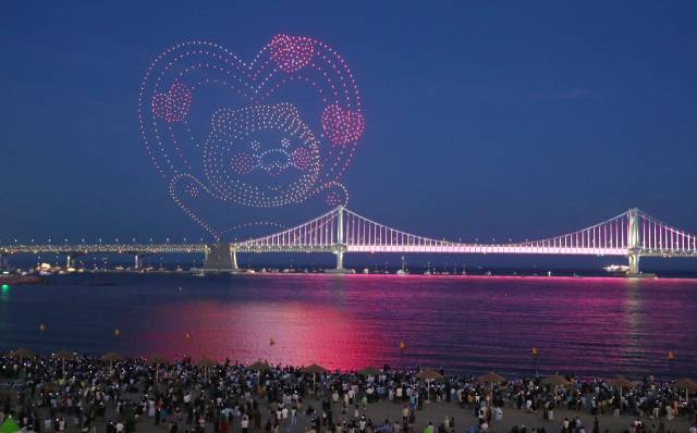 5일 오후 부산 수영구 광안리해변에서 드론 라이트쇼가 펼쳐지고 있다. 정종회 기자 jjh@