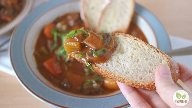 바게트 위에 비프스튜를 올린 모습