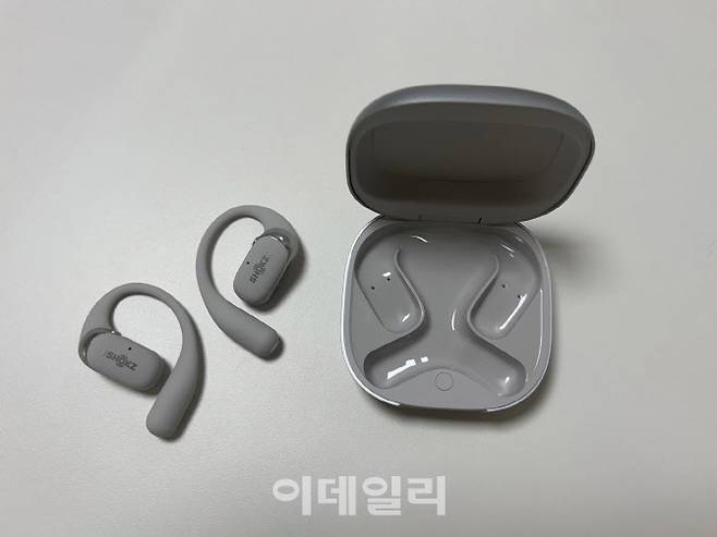 샥즈의 프리미엄 오픈형 무선 이어폰 ‘오픈핏 2+’.(사진=조민정 기자)