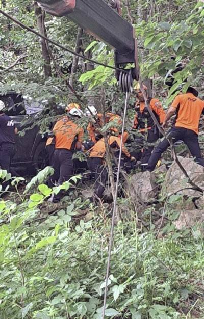 강원 양양군 서면 오색리 한계령 휴게소 인근 국도 44호선에서 차량이 추락한 가운데 소방당국이 구조에 나서고 있다. (사진=강원도소방본부 제공)