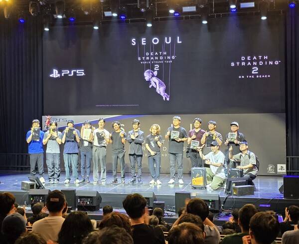 - 시그니처인 좋아요 포즈로 기념 사진 찰칵