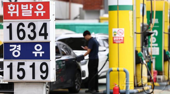 전국 주유소 휘발유와 경유 가격이 2주 연속 상승한 29일 서울 시내 한 주유소에 휘발유와 경유 가격이 표시되어 있다. . 2025.6.29/뉴스1 ⓒ News1 김도우 기자