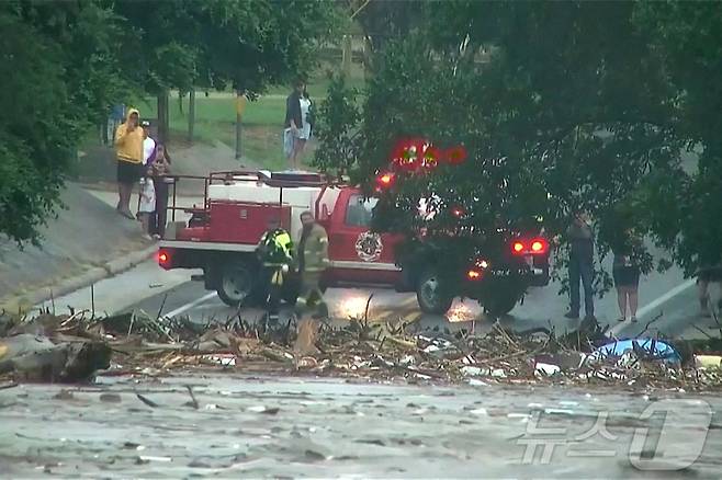 미국 텍사스주 커카운티에서 4일 기록적인 폭우로 인한 돌발 홍수가 발생해 응급 구조 당국 대원들이 출동해 있다. 2025.7.4 ⓒ 로이터=뉴스1 ⓒ News1 강민경 기자