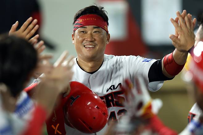 KIA 김태군이 동료들의 축하를 받고 있다. 사진 | KIA 타이거즈