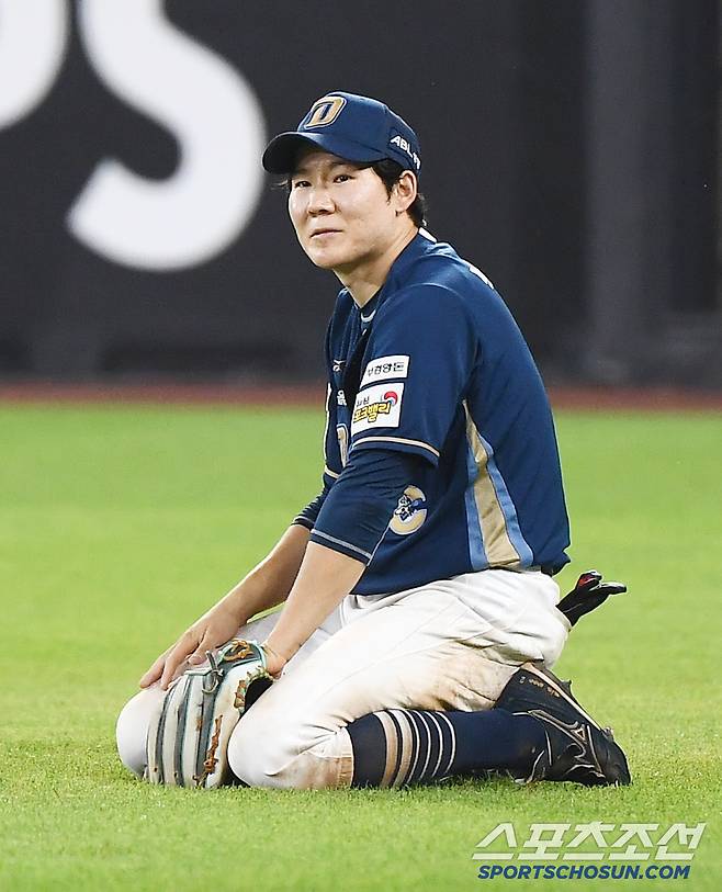 3일 대전 한화생명볼파크에서 열린 NC-한화전. 10회말 1사 1, 3루 노시환의 2루수 플라이 때 박민우가 포구 후 송구동작에서 공을 떨어뜨렸다. 3루주자가 홈인하는 걸 본 박민우가 아쉬워하고 있다. 대전=정재근 기자 cjg@sportschosun.com/2025.7.3/