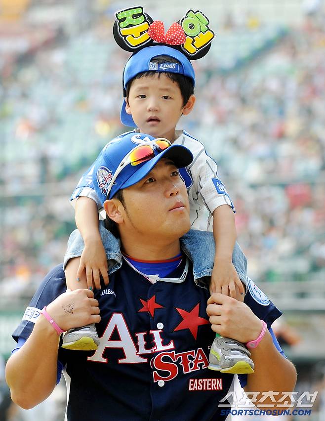 2011시즌 올스타전이 7월 23일 잠실구장에서 열렸다. 삼성 박석민이 아들 준현 군과 함께 홈런레이스를 지켜보고 있다. 잠실=허상욱 기자 wook@sportschosun.com