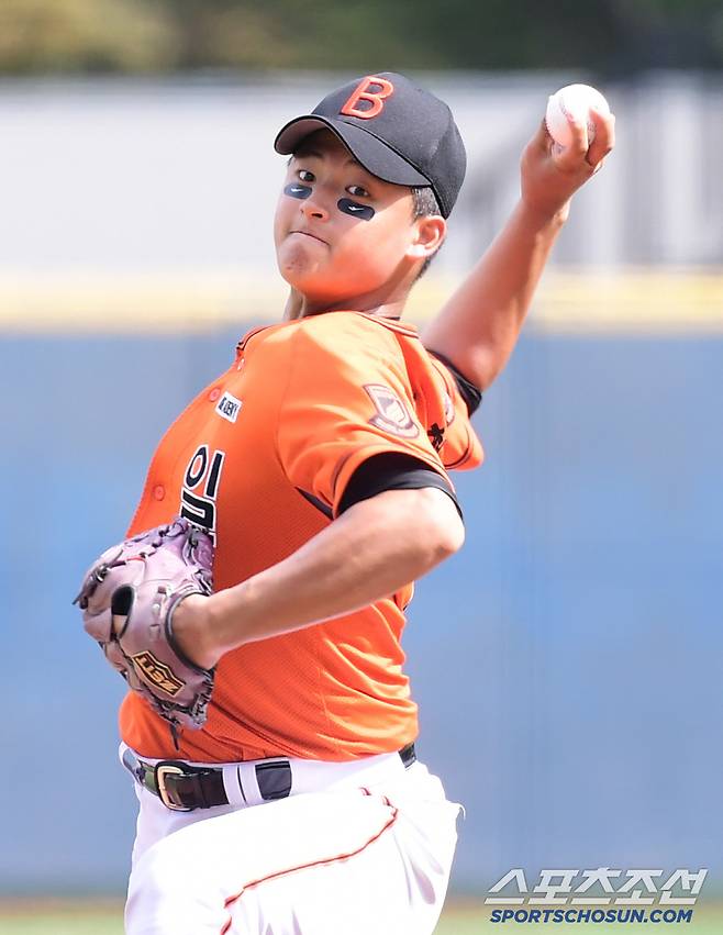 힘차게 투구하는 북일고 박준현.