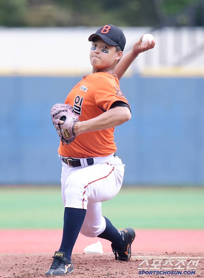 투구하는 북일고 박준현.