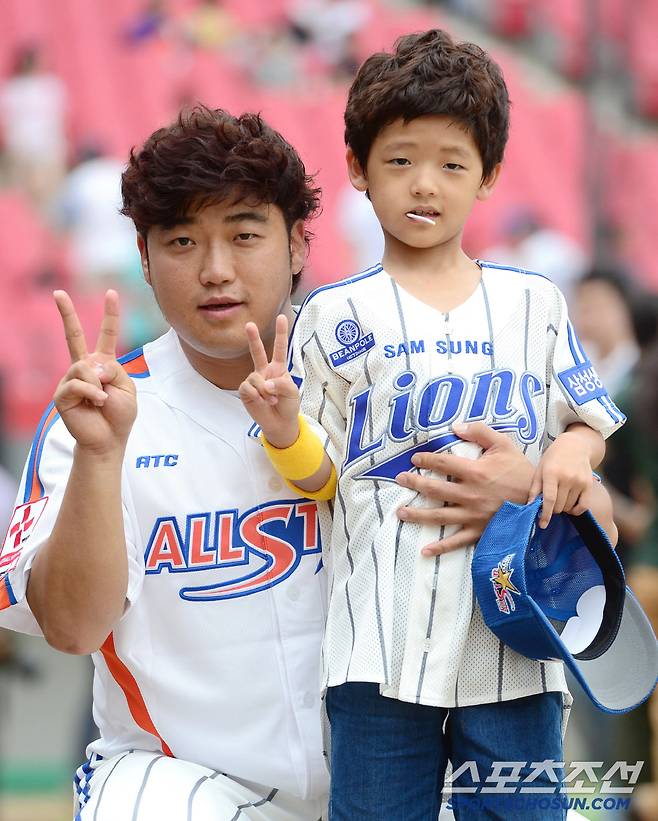 2014 올스타전에서 삼성 박성민이 아들 준현과 함께 포즈를 취하고 있다. 광주=정재근 기자 cjg@sportschosun.com/2014.07.18/