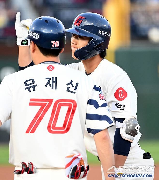 19일 부산 사직야구장에서 열린 한화와 롯데의 경기, 2회말 2사 2루 롯데 전민재가 1타점 적시타를 치고 기뻐하고 있다. 부산=허상욱 기자wook@sportschosun.com/2025.06.19/