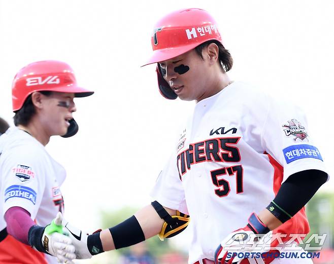 5일 광주 기아 챔피언스필드에서 열린 롯데-KIA전. 1회말 1사 고종욱이 솔로포를 친 후 환영받고 있다. 광주=정재근 기자 cjg@sportschosun.com/2025.7.5/