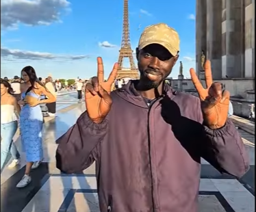 프랑스 파리 에펠탑 앞 광장에서 한국어로 능숙하게 관광객을 맞이하는 흑인 상인 파코. 유튜브 채널 유럽을 탐하다