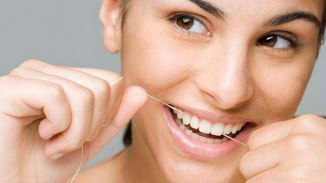 치아 사이 물질을 제거하는 것이 중요할 수 있다