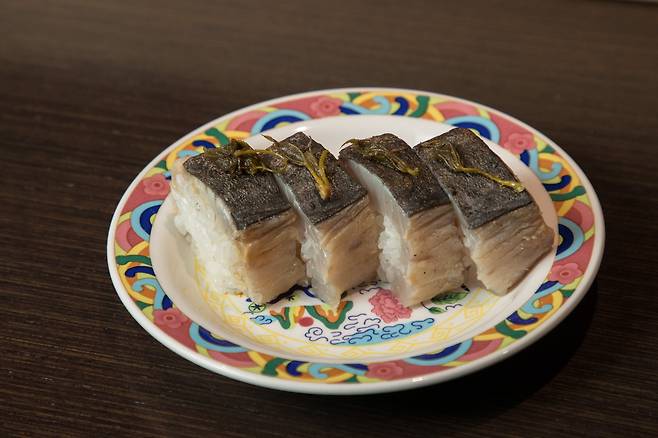 Chef Cho Young-jae’s signature Spanish mackerel “sushi-roll,” infused with the layered flavors of Korean jang and jangajji, served at Jjan. /Ko Un-ho