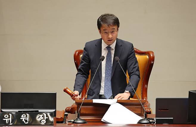 국회 한병도 예결위원장이 4일 오전 서울 여의도 국회에서 열린 국회 예산결산특별위원회 전체회의에서 2025년도 제2회 추경안과 22건의 기금운용계획 변경안을 처리하고 있다./남강호 기자