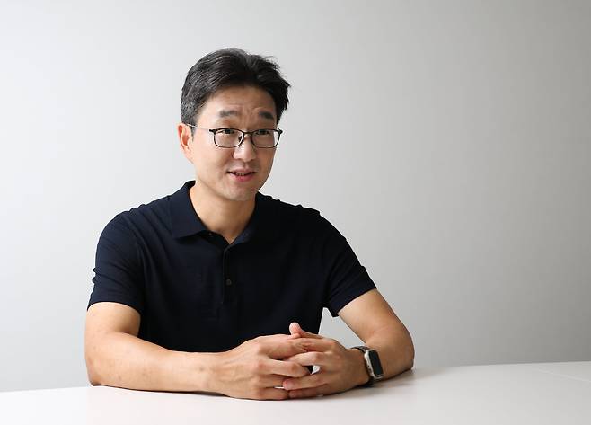 2일 오후 서울 강남의 한 강의실에서 홍콩과기대 경제학부 임우영 교수가 서울대 경제학부 교수 유출과 경제학 위기에 관해 이야기하고 있다. / 고운호 기자