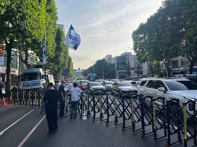 5일 저녁 촛불승리전환행동(촛불행동)의 집회로 서초대로 인근에 극심한 교통 체증이 빚어지고 있다. /고유찬 기자