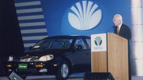 고(故) 김우중 대우그룹 전 회장과 대우차 레간자. / 조선비즈 DB