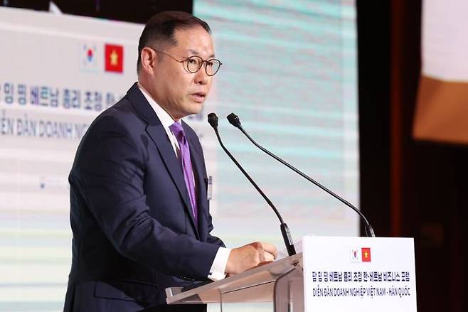 HS효성 부회장인 조현상 한-베트남 경제협력위원장이 2024년 7월 1일 오전 서울 중구 롯데호텔에서 열린 팜 밍 찡 베트남 총리 초청 한-베트남 비즈니스 포럼에 참석해 개회사를 하고 있는 모습 ⓒ뉴시스
