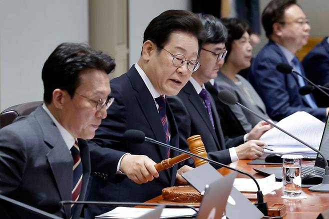 이재명 대통령이 5일 서울 용산 대통령실 청사에서 열린 국무회의에서 의사봉을 두드리며 개회 선언을 하고 있다. ⓒ 뉴시스