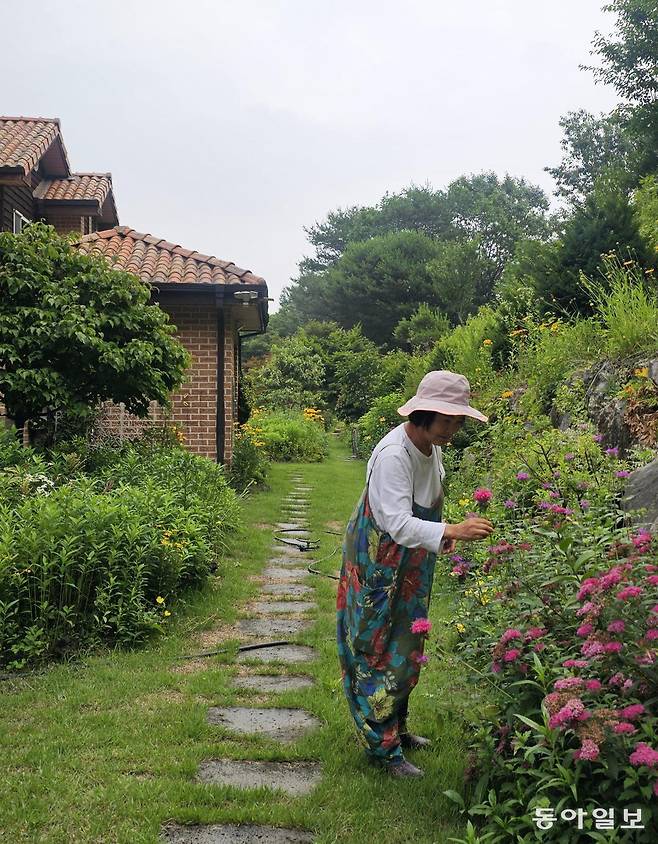 정구선 씨가 정성과 사랑으로 가꾸는 주택정원. 돌틈 사이에 바위취와 여러 꽃들이 조화를 이루며 피어있다. 가평=김선미 기자 kimsunmi@donga.com