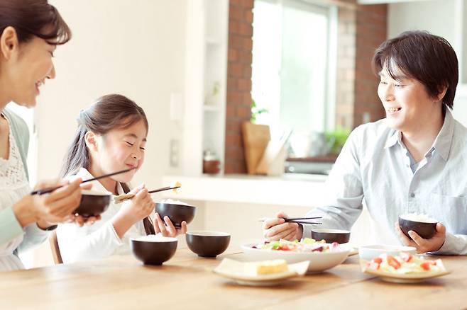 오키나와 장수의 비결은 제철 채소, 콩류, 통곡물 중심의 단순한 식단과 배부르기 전 멈추는 ‘80% 식사 원칙’에 있었다. 천천히 함께 식사하며 절제하는 오키나와의 식문화는 만성질환 예방과 건강한 노화에 좋다. (사진=게티이미지뱅크.)