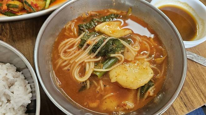 20250704_131400.jpg 점심 안산에서 미꾸라지 매운탕과 튀김