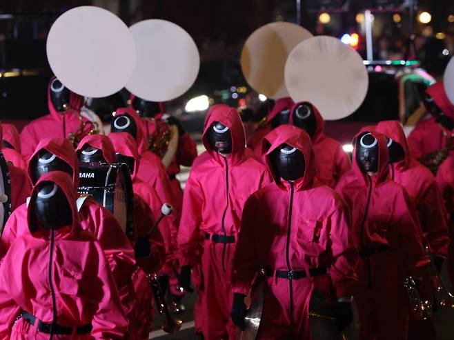 28일 오후 서울 광화문광장에서 서울광장까지 '오징어 게임 시즌3 글로벌 피날레 퍼레이드'가 진행되고 있다. 뉴스1