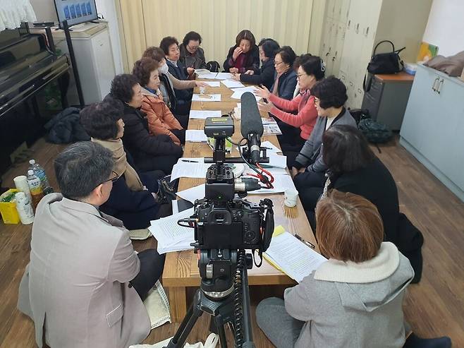 아래= 2024년 2월, 동일방직복직추진위원회 노동자들이 인천도시산업선교회 사무실에서 50년 투쟁 기록을 쓰기 위한 집담회를 하고 있다. 동일방직복직추진위원회, 노동자역사 한내 제공