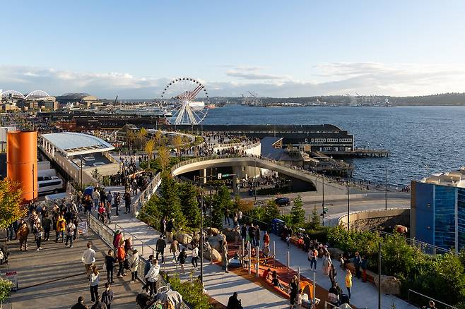 미국 태평양 연안 북서부 워싱턴주 시애틀 워터프런트의 오버룩 워크. 전망대와 산책길 역할을 동시에 하며 도시의 일상을 직조한다. 필드 오퍼레이션스 제공