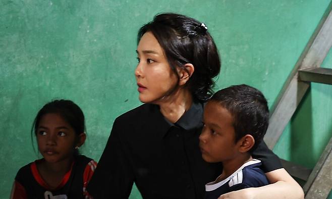 김건희 여사가 2022년 11월12일 캄보디아 프놈펜에서 심장질환을 앓는 어린이의 집을 방문해 가족들을 위로하고 있다. 이 일정은 취재진 없이 비공개로 진행해 대통령실이 제공한 사진만 있다. 대통령실 제공