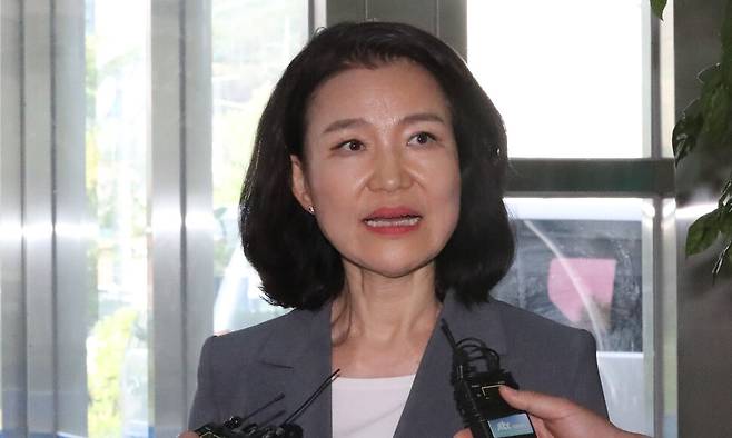 대전MBC 사장 재임 시절 법인카드를 사적으로 유용했다는 의혹을 받는 이진숙 방송통신위원장이 5일 대전 유성경찰서에 출석해 기자들의 질문을 받고 있다. 연합뉴스