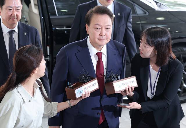 윤석열 전 대통령이 28일 오전 서울 서초구 서울고검 청사에 마련된 내란특검에 피의자 신분으로 첫 출석하고 있다. 2025.06.28 공동취재사진