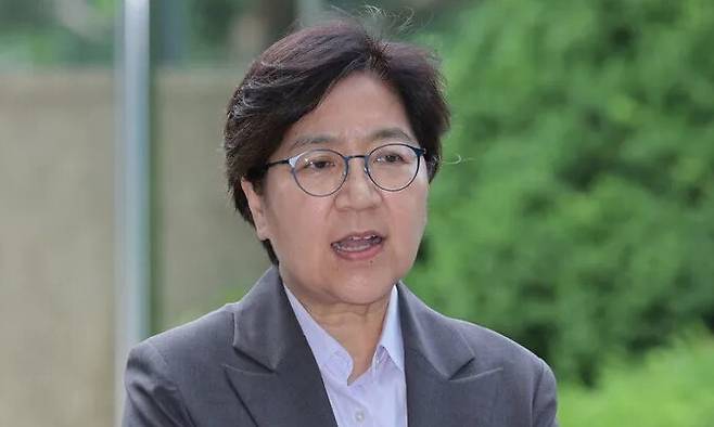 정은경 보건복지부 장관 후보자가 지난달 30일 서울 중구 남대문로에 마련된 인사청문회 준비 사무실로 출근하며 취재진 질문에 답하고 있다. 연합뉴스