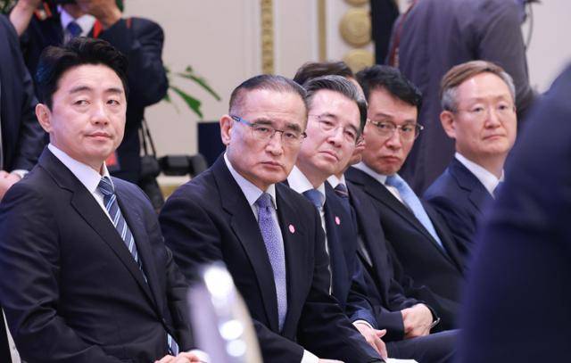 3일 청와대 영빈관에서 열린 이재명 대통령의 '대통령의 30일, 언론이 묻고 국민에게 답하다' 기자회견에서 대통령실 참모진이 이 대통령의 발언을 듣고 있다. 왼쪽부터 강훈식 비서실장, 위성락 국가안보실장, 김용범 정책실장. 뉴시스