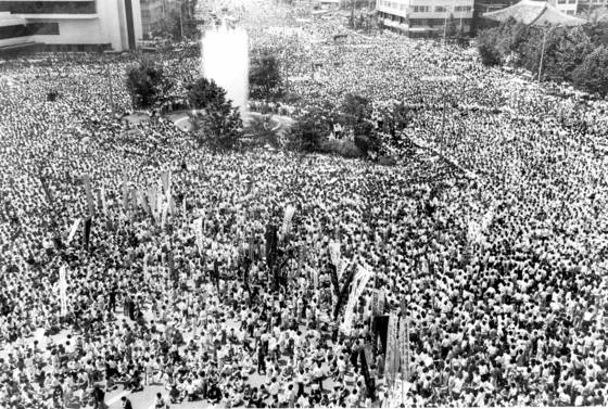 1987년 6월 민주화운동 당시 숨진 이한열 열사 장례식에서 서울시청 일대를 가득 메운 추도 인파. 민주당 등에서는 이에 관련된 인사들도 유공자로 지정해 예우하는 법안을 추진하고 있다. [중앙포토]