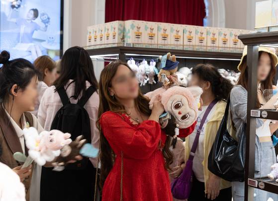 사람들로 붐비는 중국 베이징의 한 라부부 매장. 최근 인기를 누리고 있는 라부부 인형 역시 랜덤박스 구매가 많다. EPA=연합뉴스