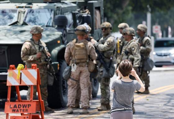 6월 불법이민 단속 항의 시위 대응 차, 트럼프 대통령 지시에 따라 LA에 투입된 주 방위군을 한 어린이가 찍고 있다. [AFP=연합뉴스]
