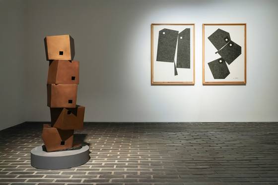 조각가 엄태정 개인전 ‘세계는 세계화한다’ 전경. [사진 아라리오 갤러리]