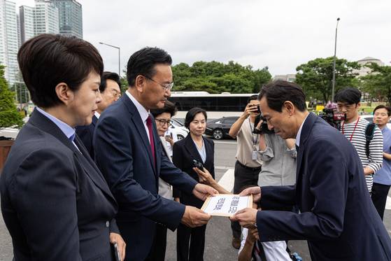 4일 유상범 국민의힘 원내운영수석부대표(가운데)를 비롯한 국민의힘 의원들이 대통령실 앞에서 우상호 정무수석에게 대통령실 특수활동비 증액 관련 항의서한을 전달하고 있다. [뉴스1]